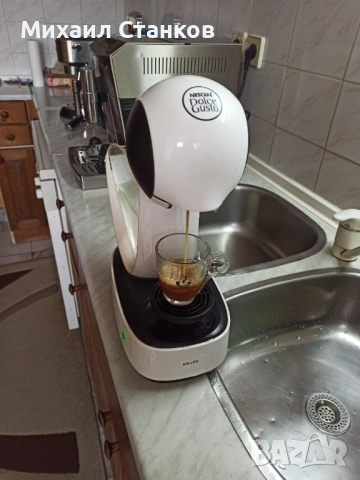 Кафе машина Крупс за капсули Долче Густо работи перфектно но липсва капака на водата, снимка 2 - Кафемашини - 52056231