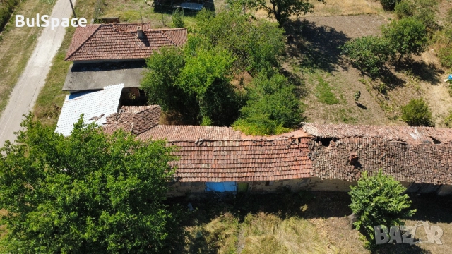 КЪЩА С ГАРАЖ, снимка 2 - Къщи - 52845442