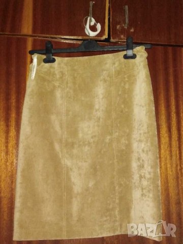 Дамски костюм от меко кадифе, снимка 2 - Костюми - 30953903