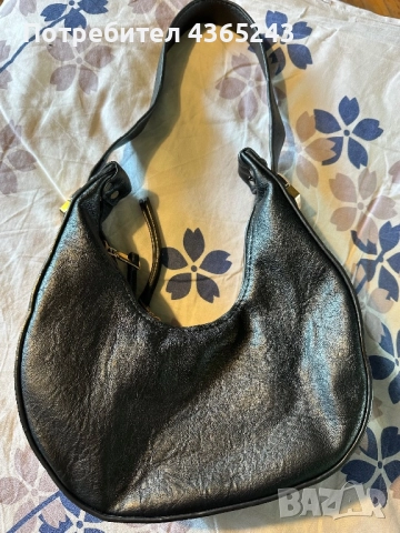 Дамска малка ежедневна черна чанта с регулираща се дължина 