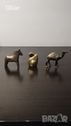 Много красиви, малки фигурки от месинг. 