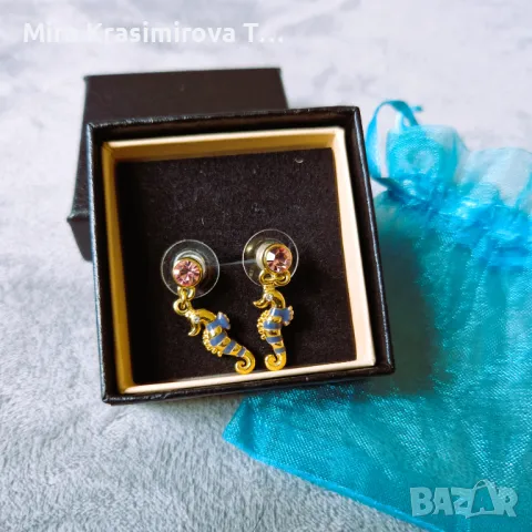 Позлатени обеци с морски кончета и розов камък