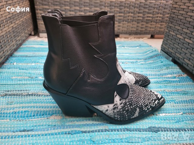 Модерни боти със змийски принт, снимка 3 - Дамски боти - 42598416