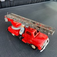 Ретро детска играчка-пожарна стълба с пожарникари, снимка 1 - Антикварни и старинни предмети - 44258463
