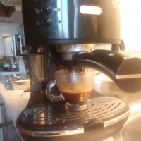 Кафе машина Делонги с ръкохватка с крема диск, работи отлично и прави хубаво кафе с каймак , снимка 2 - Кафемашини - 35043882