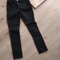 H&M - дънки с накъсан ефект 9-10г, снимка 2 - Детски панталони и дънки - 37521693