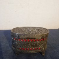 Стара кутийка за пръстени, орнаментирана метална с кадифе. , снимка 5 - Антикварни и старинни предмети - 44245717