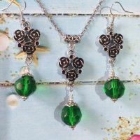  Разкошен комплект бижута във Викториански стил със зелени кристали и основа с рози в цвят сребро , снимка 1 - Бижутерийни комплекти - 33854593
