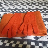 Дънки и комплект – шал с ръкавици