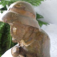 Хемингуей -  Дърворезба стара седнала фигура на мъж, снимка 1 - Статуетки - 29576746