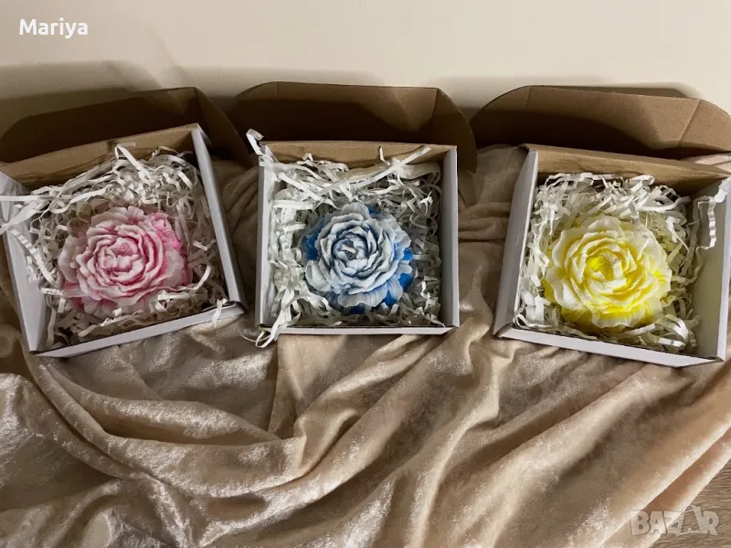 Соева свещ божур в кутия с аромат. Розов, жълт и син цвят , снимка 1