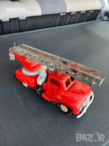 Ретро детска играчка-пожарна стълба с пожарникари