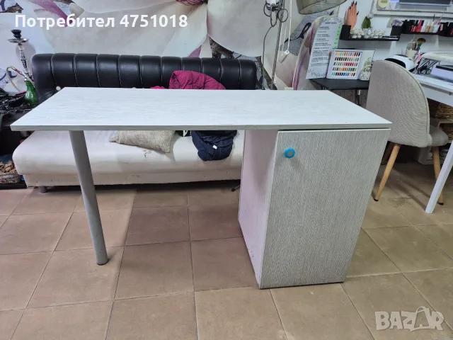 Продавам бюро за маникюр