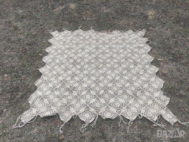 Продавам Стара плетена покривка   