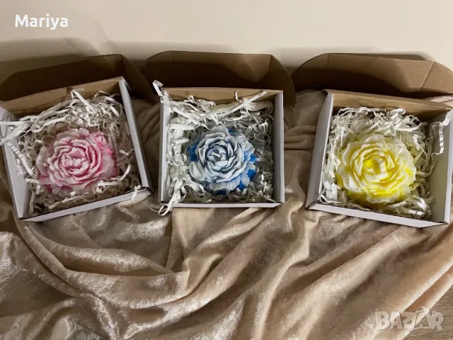 Соева свещ божур в кутия с аромат. Розов, жълт и син цвят , снимка 1