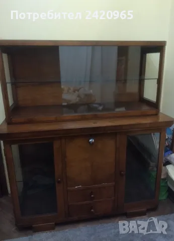 Старинен бюфет от 2 части с кристални стъкла