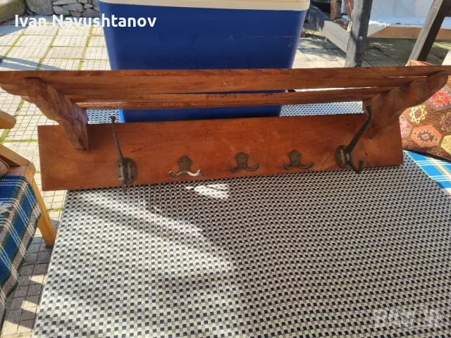 Дървена закачалка с лавица за шапки 