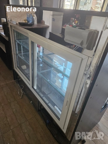 Хладилна сладкарска витрина, голям размер, 3 рафта, Cubigel компресор , снимка 4 - Хладилни витрини и фризери - 54109429