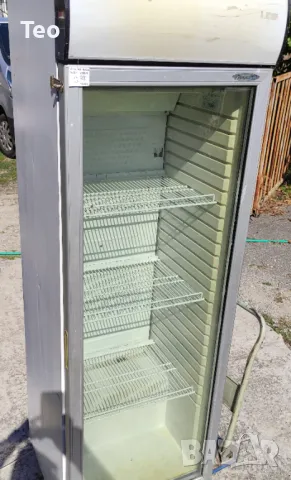 Продавам Хладилник със стъклена врата