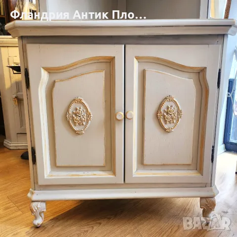 Елегантен ъглов шкаф във винтидж стил, снимка 2 - Секции и витрини - 49110960