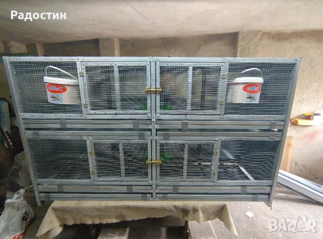 Двуетажна клетка разделена на половина 