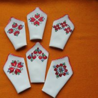 Ръчно бродирани копринени кърпички - български мотиви