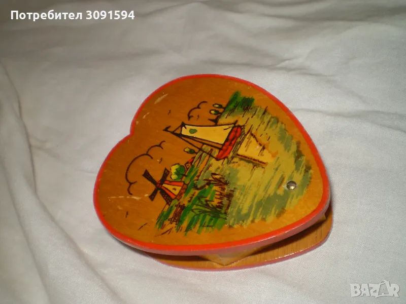 Винтидж ръчно рисувана дървена кутия във форма на сърце, снимка 1