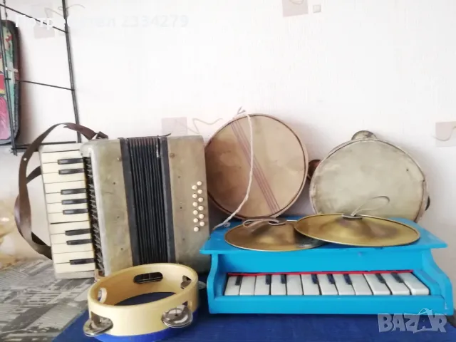 Стари детски музикални инструменти, чинели, дайре, акордеон. , снимка 2 - Антикварни и старинни предмети - 49777852