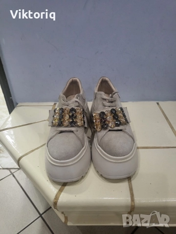 Дамски обувки на подметка