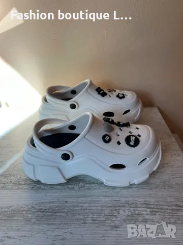 Бели кроксове на платформа с различни значки които се местят и махат 38 / 39 номер 🤍, снимка 4 - Други - 47867118