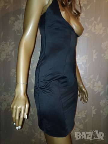Оформяща черна рокля с отворен бюст- М, снимка 1 - Рокли - 42787741