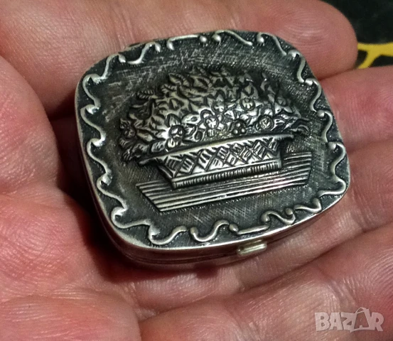 Винтидж кутия за хапчета от масивно сребро с декорация от цветна кошница