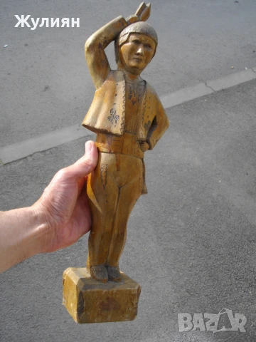 СТАРА БЪЛГАРСКА ДЪРВОРЕЗБА ФИГУРА СТАТУЕТКА НОСИЯ 1972г , снимка 9 - Антикварни и старинни предмети - 50585707