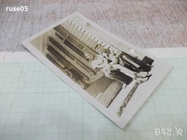 Снимка стара на българин с момиче пред къща в Америка, снимка 3 - Колекции - 48080757