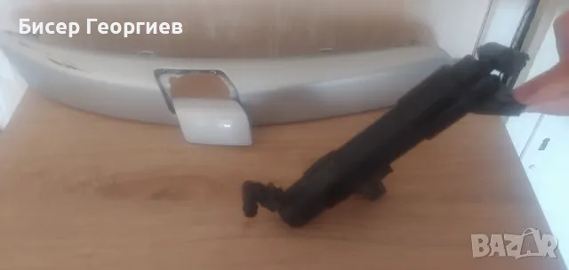 лайсна и помпа за пръскалки за десен преден фар на голф 5