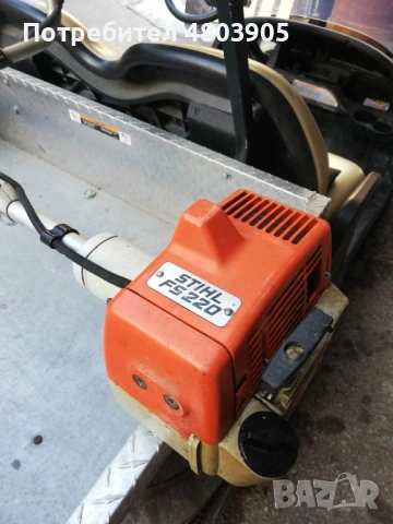 Млад човек коси трева - без фирми, без излишни разходи