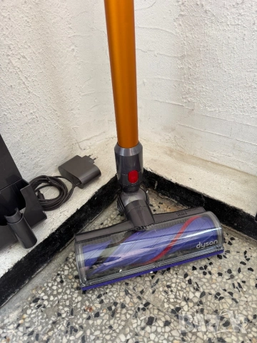 Dyson V8 Absolute – Безжична Вертикална Прахосмукачка, 425W, до 40 мин!, снимка 2 - Прахосмукачки - 54357680