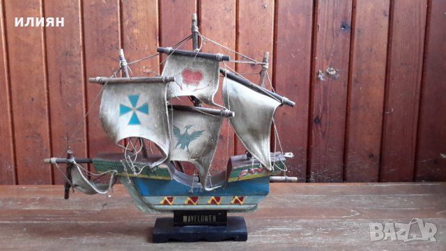 Малък дървен кораб има леки забележки 