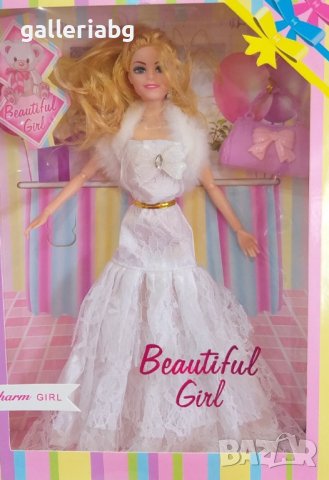 Красива кукла с бяла рокля и чантичка 