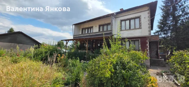 Двуетажна къща в с. Клокотница