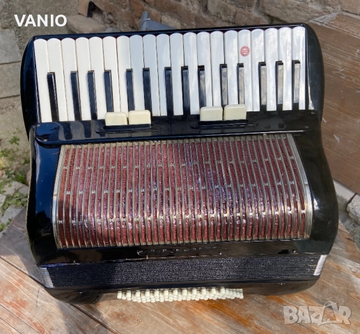 Акордеон 72 Баса Акордеона Има Някой Забележки Съобразени с Цената Меха е Проблемен 