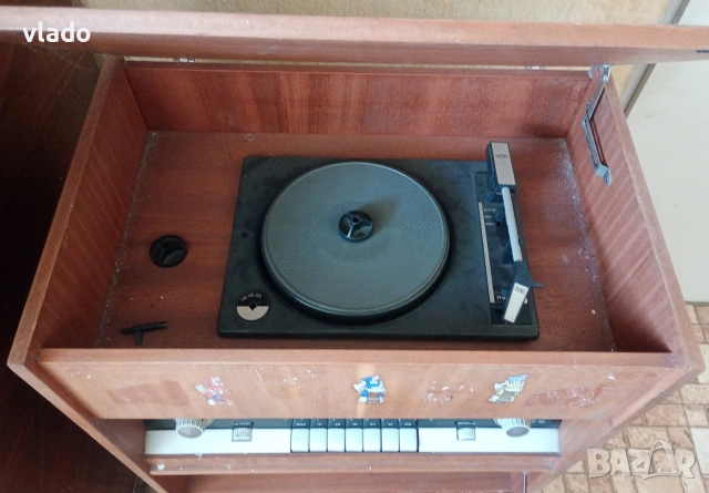 Радио шкаф Акорд 101, снимка 2 - Радиокасетофони, транзистори - 54312588