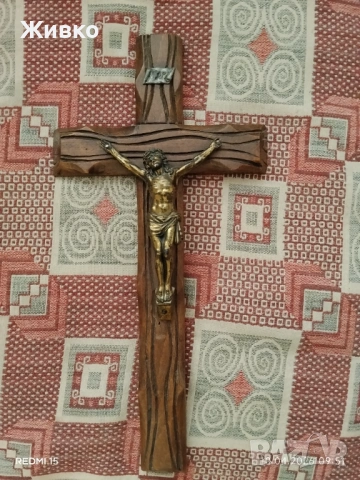 Дървен кръст с разпятие 