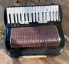 Акордеон 72 Баса Акордеона Има Някой Забележки Съобразени с Цената Меха е Проблемен , снимка 1
