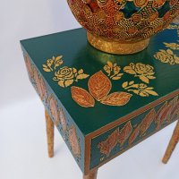 Ръчно рисувано шкафче, със златни рози и позлатени крака, заедно с голям, ръчно рисуван свещник. , снимка 5 - Шкафове - 30295859