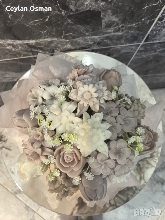 Нежен букет с ароматни цветя от соев восък , снимка 1