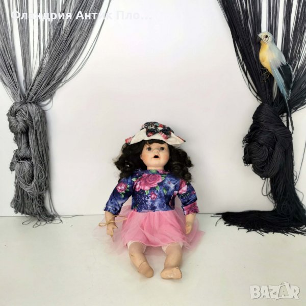Седнала порцеланова кукла, снимка 1