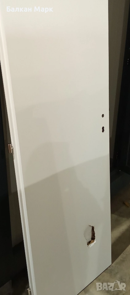 Продава се нова врата с дефект – пробита от едната страна, снимка 1