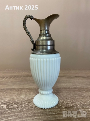 Винтидж кана от млечно стъкло с калаена дръжка