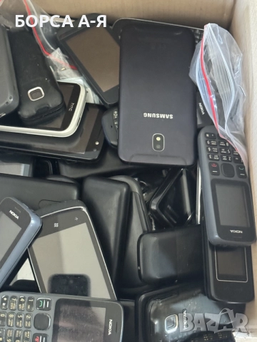 Лот ретро мобилни телефони Nokia, Samsung, HTC, Sony Ericsson, iPhone и др.